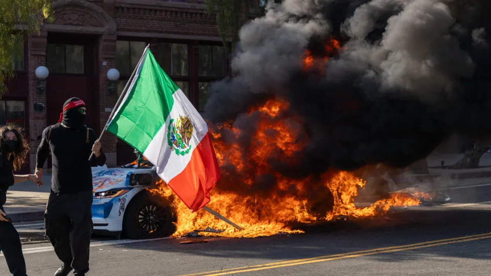 Manifestantes anti-ICE entram em confronto com a polícia em Los Angeles