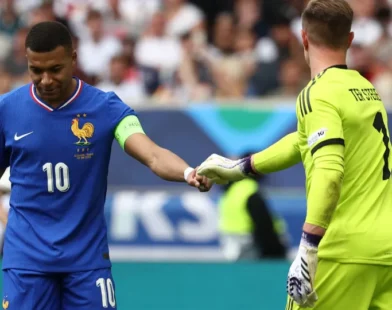 Mbappé castiga Alemanha e 'agarra' bronze para França na Liga das Nações