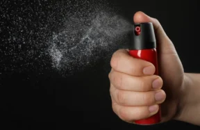 Médica é presa por jogar spray de pimenta em missa por causa de barulho de criança