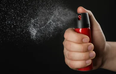 Médica é presa por jogar spray de pimenta em missa por causa de barulho de criança