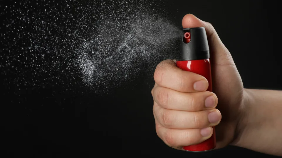 Médica é presa por jogar spray de pimenta em missa por causa de barulho de criança