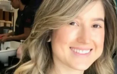 Médico suspeito de matar a mulher envenenada está preso por culpa da mãe, diz advogado