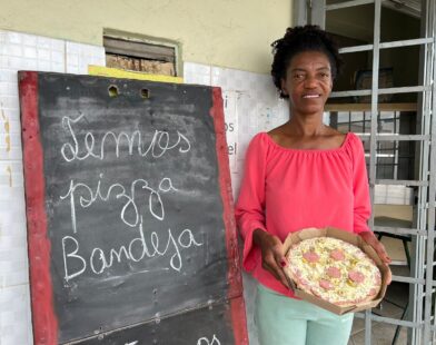 Mineira supera depressão e alcoolismo e transforma lanchonete em pizzaria de sucesso no bairro onde mora