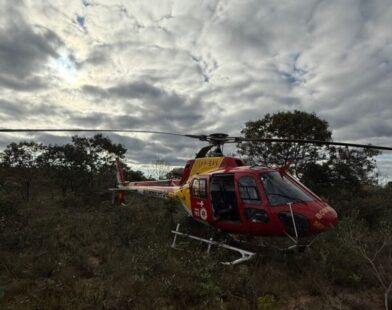 Motociclista é resgatado por helicóptero após acidente em trilha no Norte de Minas