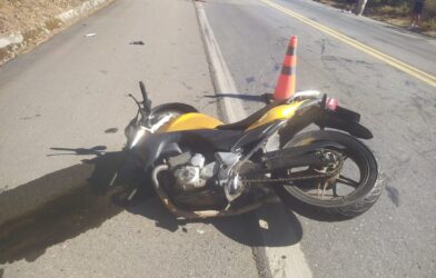 Motociclista fica gravemente ferido após batida com carro na BR-262, em Araújos