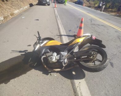 Motociclista fica gravemente ferido após batida com carro na BR-262, em Araújos