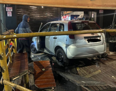 Motorista invade bar com carro, fere três pessoas e foge a pé em MG | Centro-Oeste
