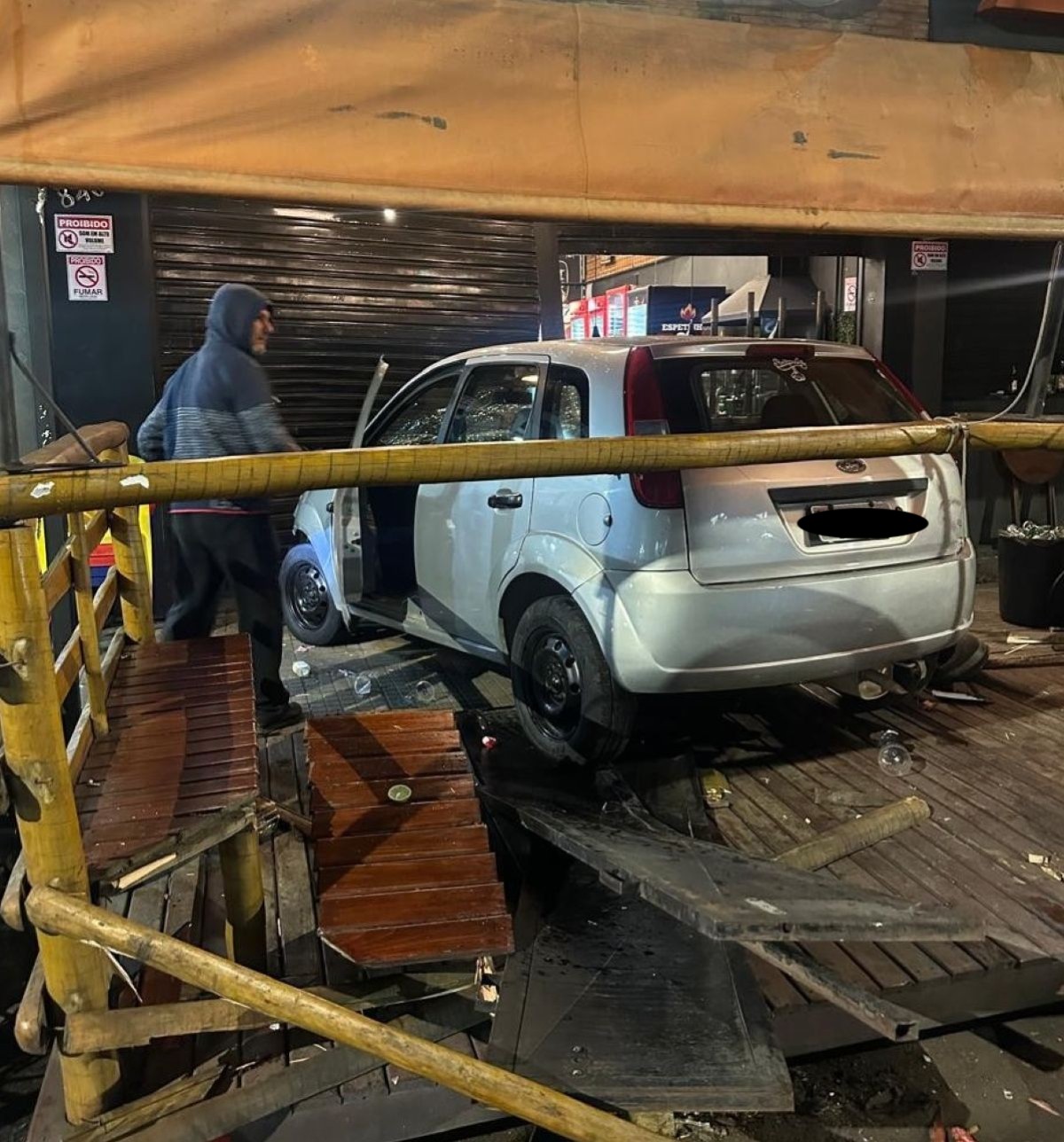 Motorista invade bar com carro, fere três pessoas e foge a pé em MG | Centro-Oeste