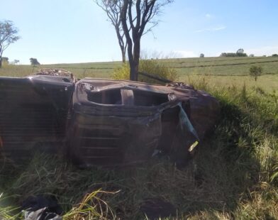 Motorista morre ao ser arremessado de caminhonete em acidente na BR-262, em Luz