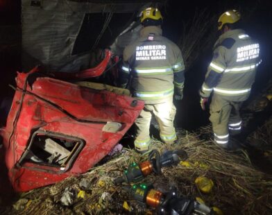Motorista morre após caminhão capotar e bater em barranco na BR-251, em Francisco Sá