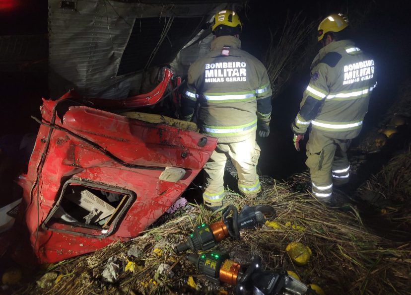 Motorista morre após caminhão capotar e bater em barranco na BR-251, em Francisco Sá