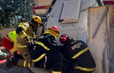 Motorista morre após caminhão tombar na MGC-135, na Serra de Bocaiuva