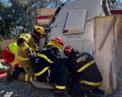 Motorista morre após caminhão tombar na MGC-135, na Serra de Bocaiuva