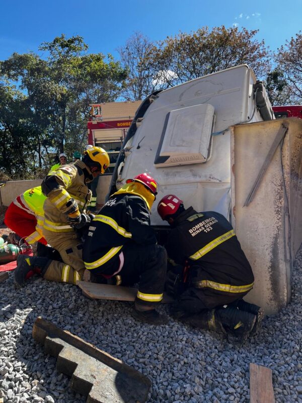 Motorista morre após caminhão tombar na MGC-135, na Serra de Bocaiuva