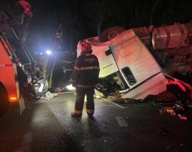 Motorista morre prensado pela cabine do caminhão na BR-381, em Oliveira