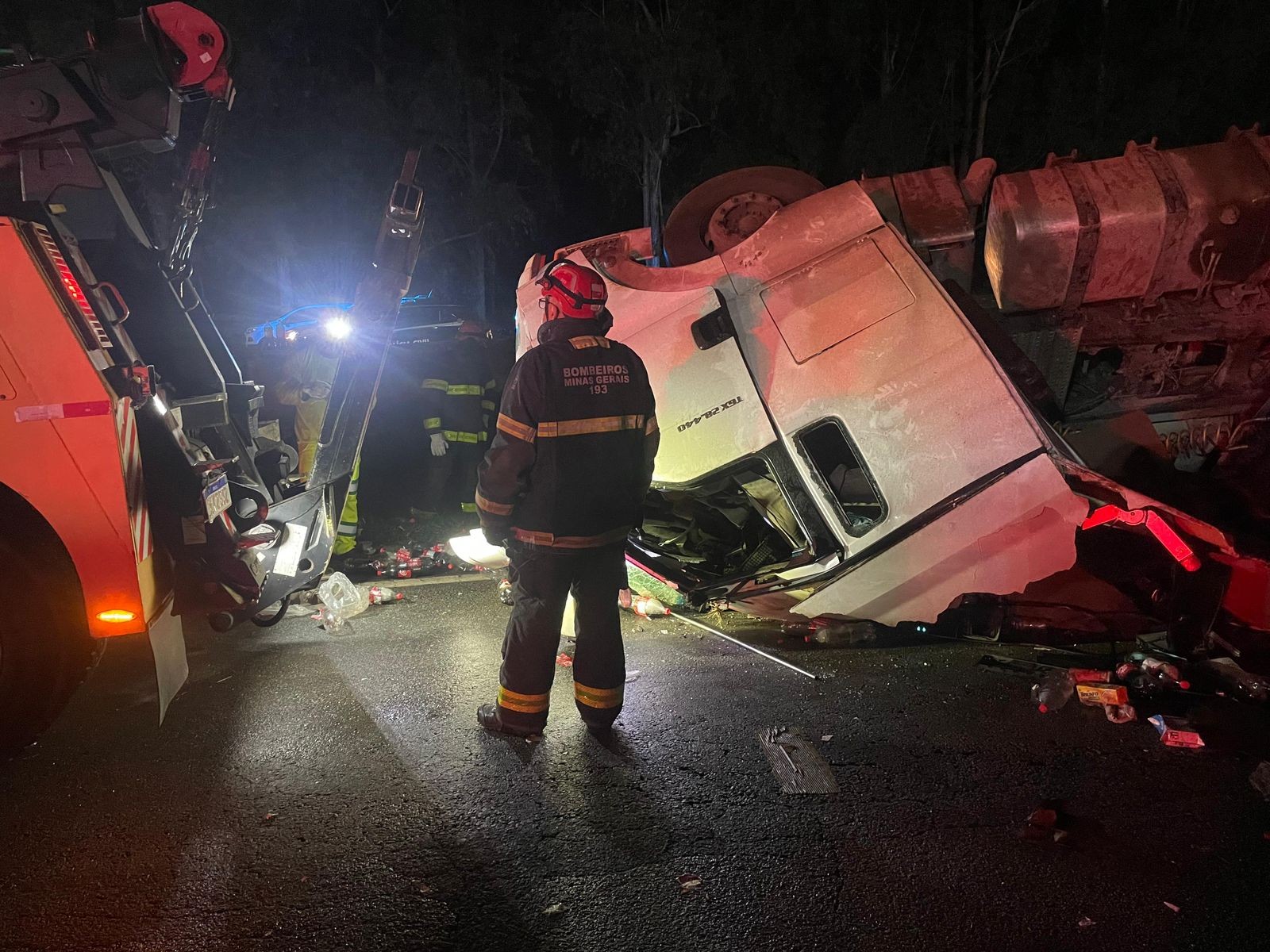 Motorista morre prensado pela cabine do caminhão na BR-381, em Oliveira