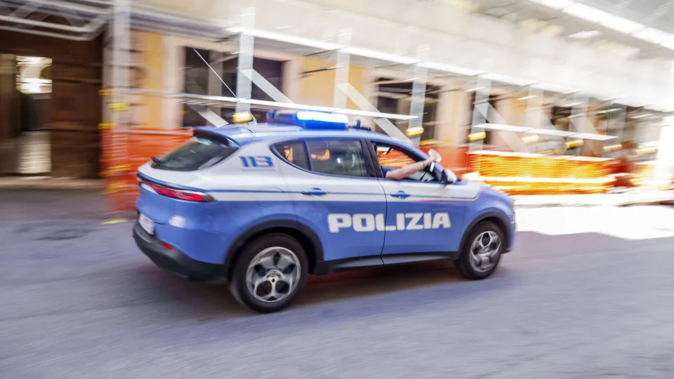 Mulher provoca parto e atira recém-nascido pelo vaso sanitário na Itália
