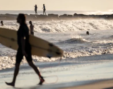 Mundial de Surfe: Brasil defende domínio em futuro palco das Olimpíadas