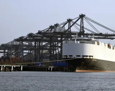 Navio com 800 carros elétricos pega fogo e é abandonado no Pacífico
