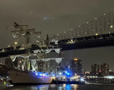 Navio do México bate na ponte do Brooklyn, em NY, e deixa dois mortos