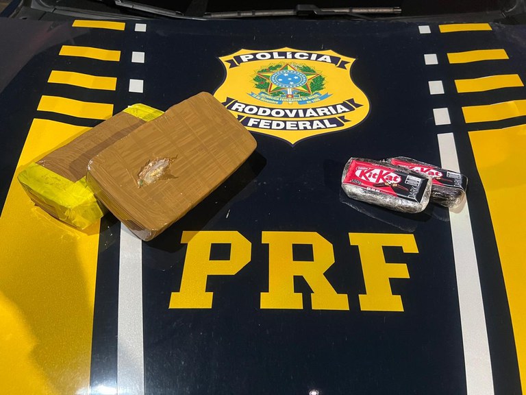 PRF apreende crack e haxixe durante abordagem na BR-259, em João Neiva e quatro pessoas são levadas para a delegacia