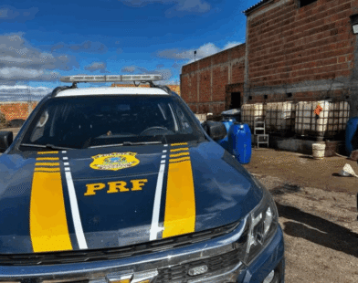 PRF encontra depósito clandestino com combustível e óleo usado na BR-251
