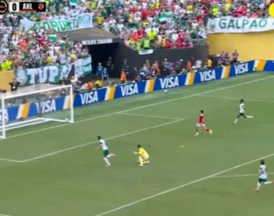 Palmeiras marca dois gols contra o Al Ahly e jogo é interrompido; veja