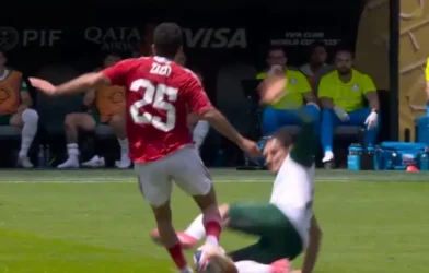 Palmeiras no Mundial: Raphael Veiga quase é expulso após entrada dura