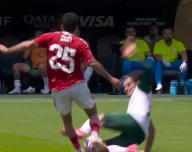 Palmeiras no Mundial: Raphael Veiga quase é expulso após entrada dura