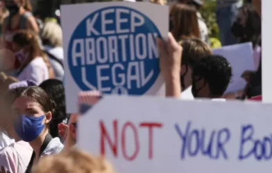 Parlamento britânico aprova descriminalização do aborto