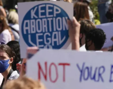 Parlamento britânico aprova descriminalização do aborto