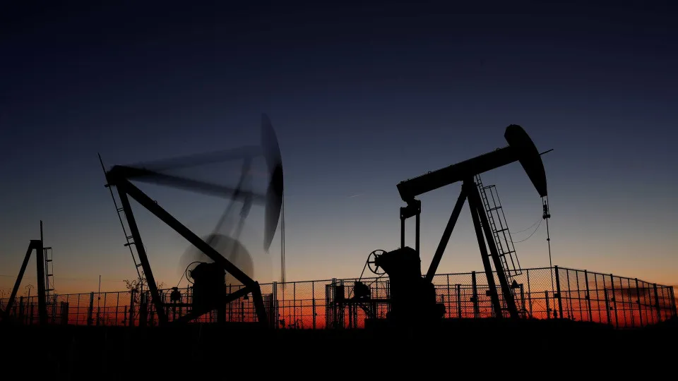 Petróleo dispara e dólar ganha força após Israel bombardear Irã