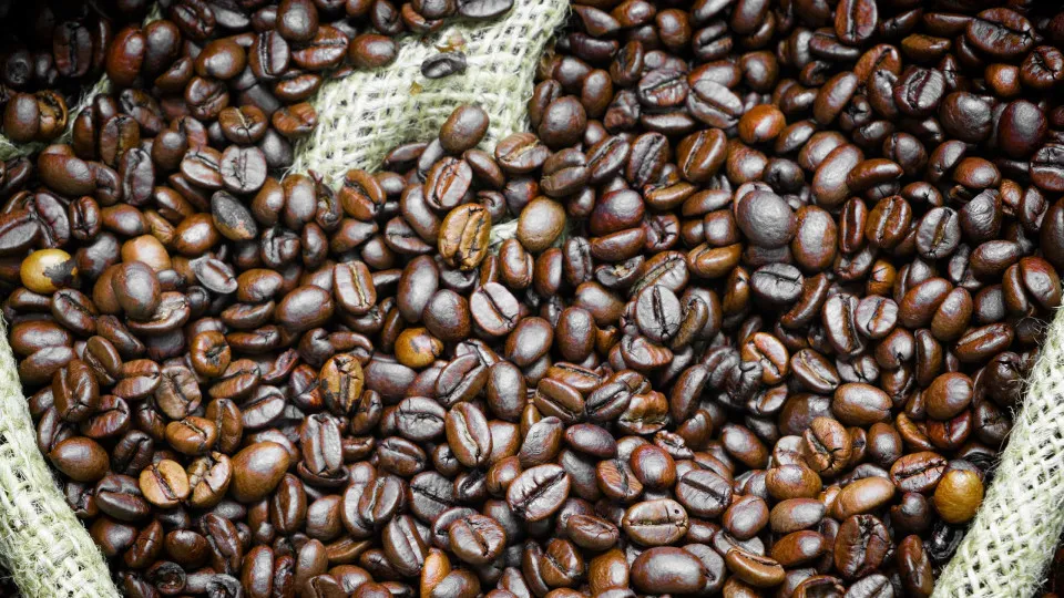Polícia apreende quase 3 toneladas de café impróprio para consumo no Rio
