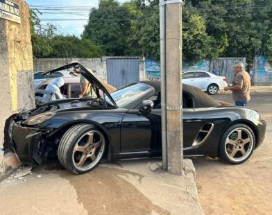 Porsche fica destruída após subir calçada e bater em muro em Divinópolis