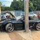 Porsche fica destruída após subir calçada e bater em muro em Divinópolis