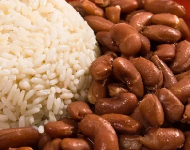 Preços de arroz e feijão acumulam queda de dois dígitos com safra maior no Brasil