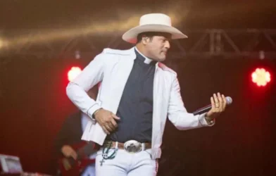 Quem é o 'padre sertanejo' que vai faturar quase R$ 1 milhão no São João