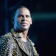 Rapper R. Kelly solicita transferência de prisão após suposta ameaça à sua vida