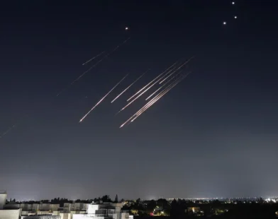 Registros (impressionantes): mísseis iranianos 'rasgam' céus de Israel