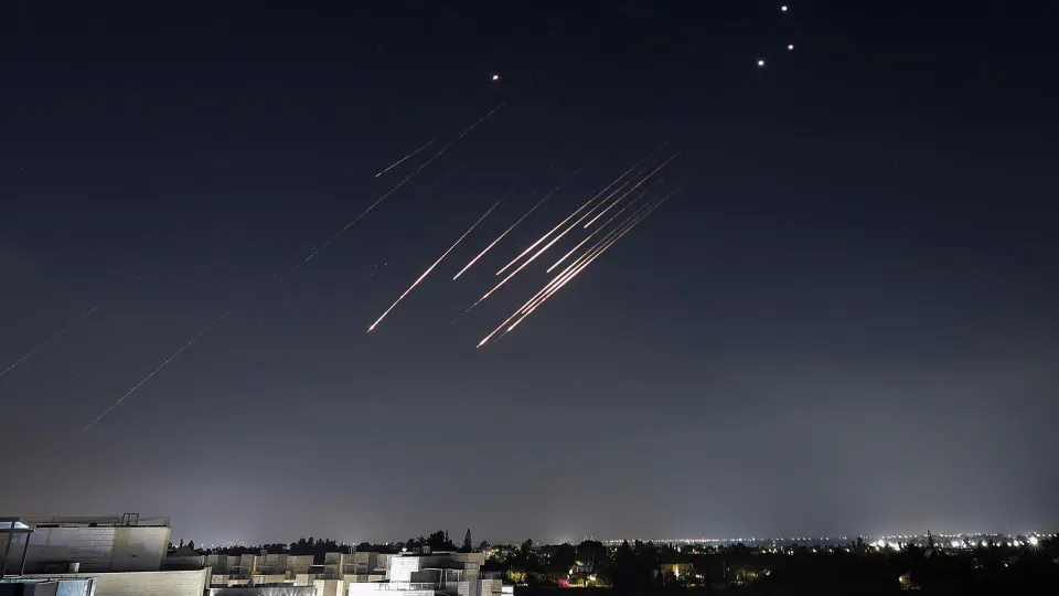 Registros (impressionantes): mísseis iranianos 'rasgam' céus de Israel