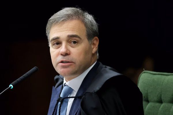 Regulação das redes no STF: Mendonça retoma voto após defender “democracia digital”