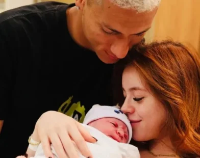 Richarlison e a influenciadora Amanda Araújo comemoram nascimento do filho