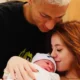 Richarlison e a influenciadora Amanda Araújo comemoram nascimento do filho