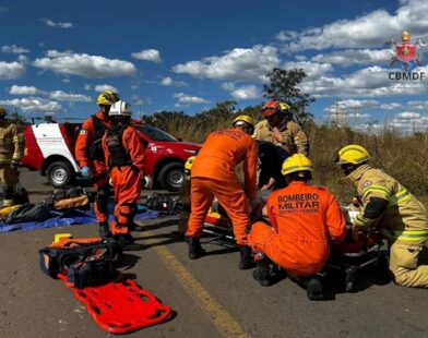 Seis bois morrem após carreta em que estavam tombar no DF. Vídeo