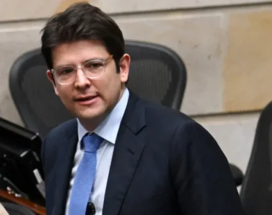 Senador colombiano baleado apresenta melhora, mas estado ainda é crítico