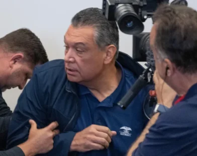 Senador da Califórnia é algemado em entrevista coletiva do governo Trump sobre imigração