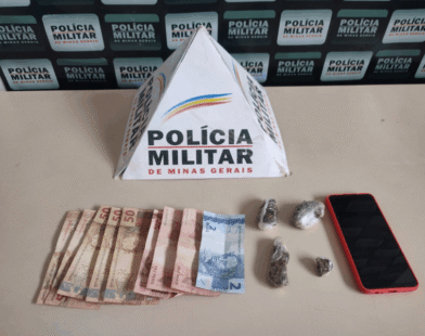 Suspeita de tráfico é flagrada com maconha e dinheiro em Bocaiuva