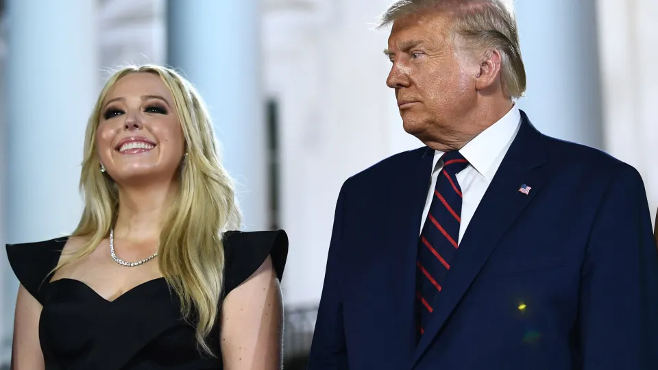 Tiffany Trump, filha do presidente dos EUA, dá à luz seu primeiro filho