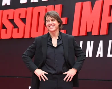 Tom Cruise bate recorde do Guinness por saltos de paraquedas em chamas