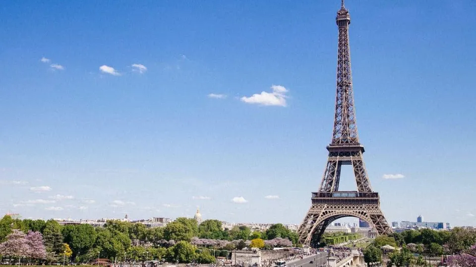 Torre Eiffel será iluminada com cores da bandeira do Brasil nesta quinta-feira